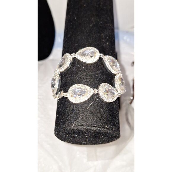 A Women's Rhinestone Jewelry Set Necklace Earrings Bracelet Elegant Sparkly - Picture 2 of 16